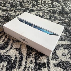 Apple iPad Air Complete Packaging + Charging Cord
